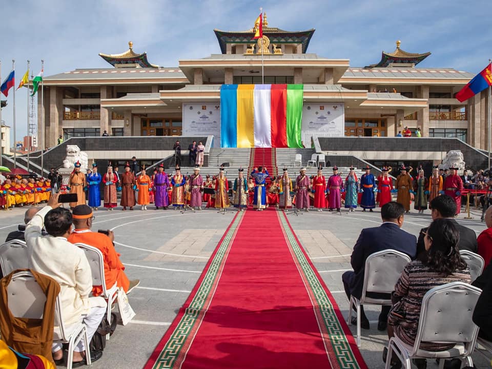 Гандангийн Энэ шинэ дуган барих мөнгөөр Эх нялхасдаа хэдэн давхар шинэ эмнэлэг барьсан бол...
Лам нар өвдөхөөрөө эмнэлэг л барааддаг шүү дээ