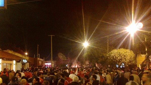 giannivildoza's tweet photo. Lo de esa noche fue tremendo. Parecía que un día de partido, pero con mucha mas tensión que un día de partido. La gente de Instituto apareció para defender a su club y reclamarlo porque IACC siempre sera de sus socios. https://t.co/VFqTU69tVE