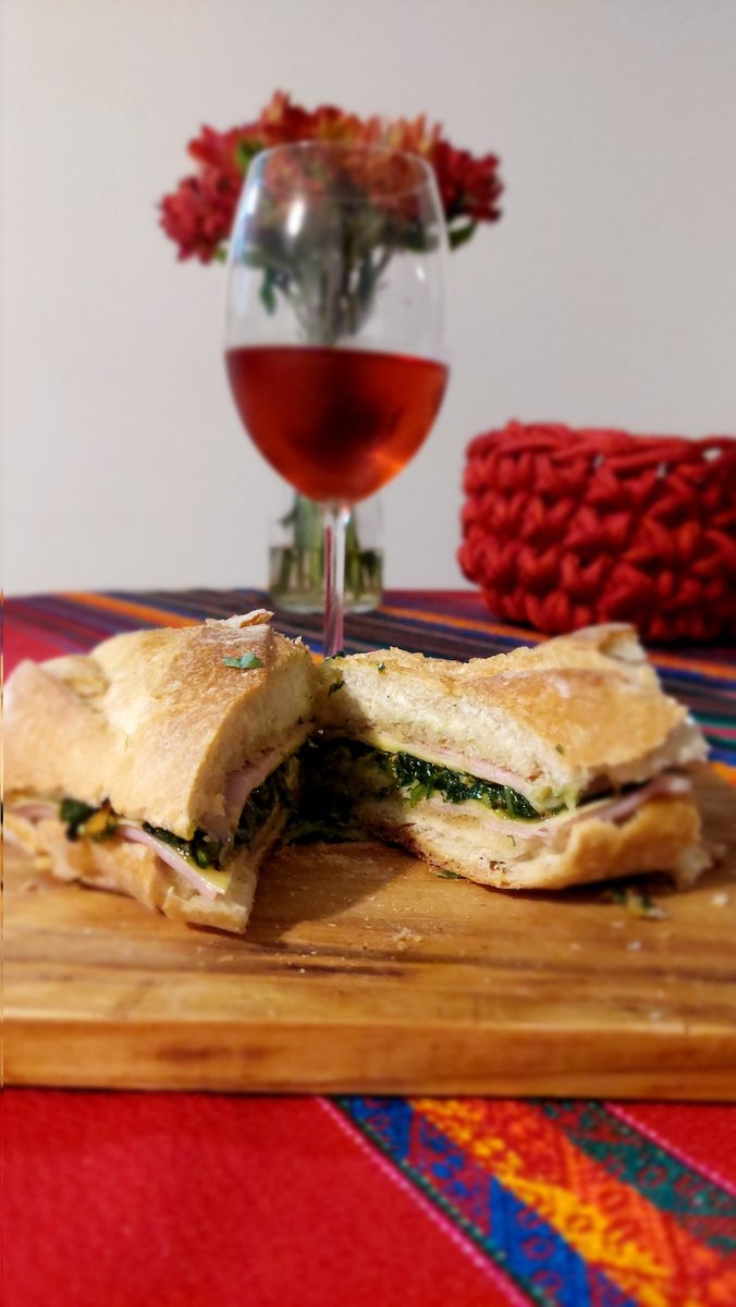 leandro_rosina's tweet photo. Bom isso hein!!! Pão português, mostarda escura, presunto, queijo, pesto de rúcula com amêndoas torradas na hora! Nessa ordem, um de cada lado unidos pelo pesto! #papaichef #comidasimples #euquefiz https://t.co/2UHbbeV7E2