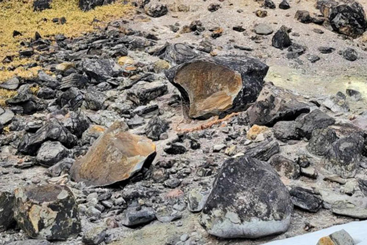 MariettaDaviz's tweet photo. As if enough hasn't happened, now an evil demon locked in a stone for 1,000 years is now on the loose.
The Killing Stone in Japan that held the evil spirit has broke apart sending believers into a state of panic.
They say the seal has been broken.
イエスを見つける
#KillingStone https://t.co/FhAWU6LJ0w