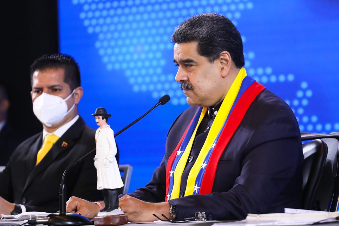 NicolasMaduro's tweet photo. El 80 % de los estudiantes universitarios de Venezuela pertenecen a universidades públicas, formados con la más alta calidad. Esto solo es posible gracias a una Revolución socialista, cristiana, popular y humanista como lo es la Revolución Bolivariana. ¡Vamos por nuevas metas! https://t.co/BgAj4e3hPn