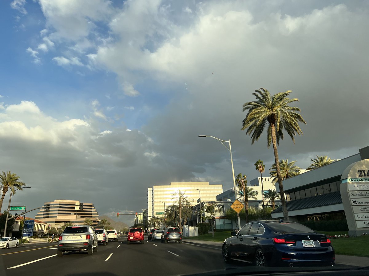 GoodfriendC's tweet photo. Storm rolling in #camelbackcorridor #Phoenix https://t.co/rEbkwyb3cU