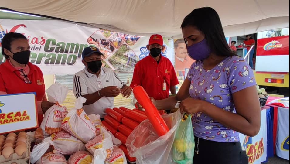 #Aragua🇻🇪| En la semana de los #CLAP, las Ferias del Campo Soberano arribaron hasta la Base de Misiones Socialistas Robert Serra del municipio Libertador para beneficiar 5.323 familias a través del Plan Nacional de Distribución de Proteína Animal 
#MujeresEnCiencia