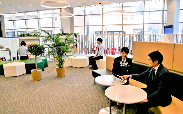 fit_digital's tweet photo. 【ニッキンITヘッドライン】
伊予銀行、次世代機能を備えた営業店舗が101カ店に
効率化と人員の削減を実現

セミセルフ端末「さっと窓口」や各種業務の受け付けができる「AGENTタブレット」、ロビー入金機、デイデポジッターなどの...
https://t.co/G3GVm8ZmKe

#ニッキン #ニュース #DX #人員削減 https://t.co/SMyirfa2qo