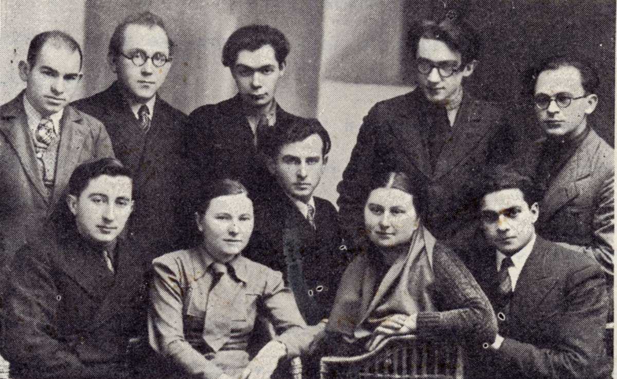 yivoinstitute's tweet photo. Photo of members of literary group, Yung-vilne (Young Vilna), in Vilna, March 10, 1937. Among them are Shmerke Kaczerginsky, Avrom Sutzkever, Chaim Grade, and others. #fromtheyivoarchives#otd #onthisday #literarygroup #chaimgrade #sutzkever https://t.co/3dwKsR4khG