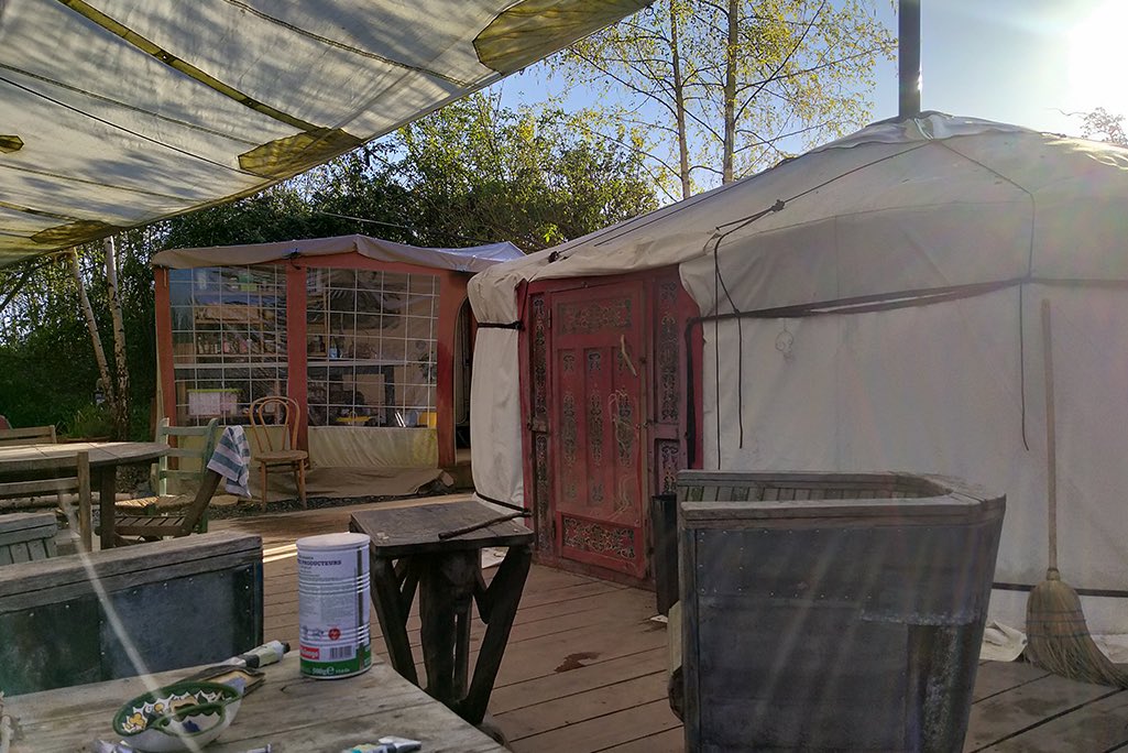 refarmermarie's tweet photo. Bravo!  #Permaculture in the law.

Un couple fait entrer le mot « permaculture » dans la loi et obtient le droit de vivre dans leur jardin-forêt https://t.co/twvgmIsiaS https://t.co/GijB6q4Cvp
