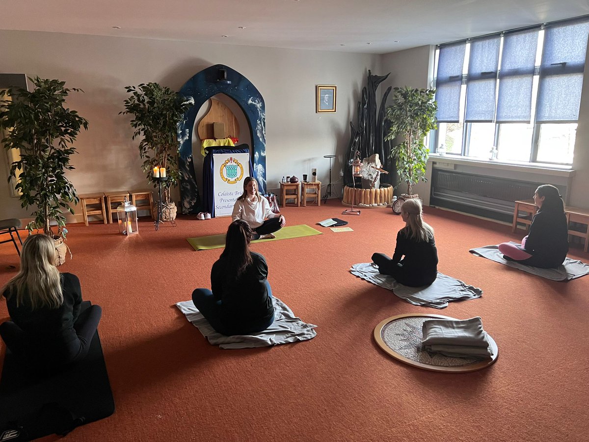 Day 4 of #cbwellbeing week & another EPIC DAY of staff wellbeing activities offered to the staff by the staff ❤️ Rise & Shine Yoga 🧘‍♀️✨ went down a treat for the 2nd day Thanks @PaulineMoy76 looks like @MrsOConnor2 @CFoy22 @Graceemcg @CarrickMs & others enjoyed! @Colaistebride