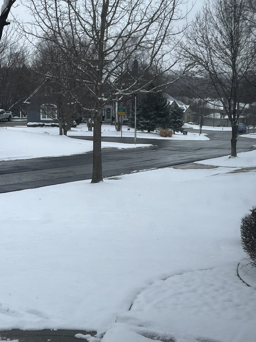 tymerf's tweet photo. @olatheschools this is ridiculous closing schools today… for this? I haven’t seen clearer roads even in the summer time. @GoddardSchool https://t.co/V6i2vWx20r