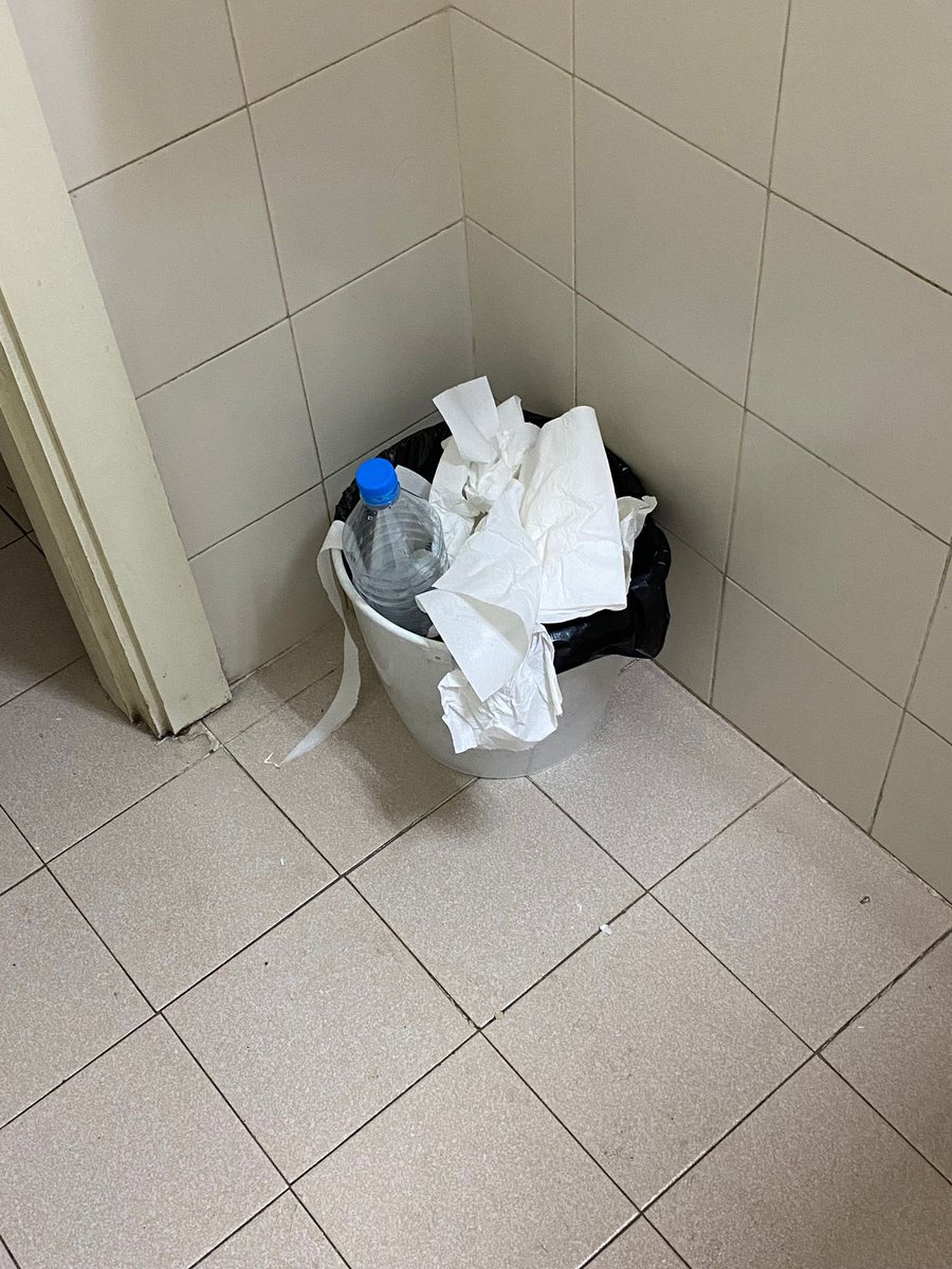 AUGC_Baleares's tweet photo. 👇Este es el estado del Cuerpo de Guardia de @guardiacivil en CP Palma,sin servicio de limpieza @IIPPGob hace ➕de 1 mes, de vez en cuando sacan a un interno que custodiado limpia los baños y vacía  las papeleras.Ahorro SÍ pero no lo correcto
#LimpiezaHigiene
#AsíNoGob https://t.co/zkx4UMW6M5