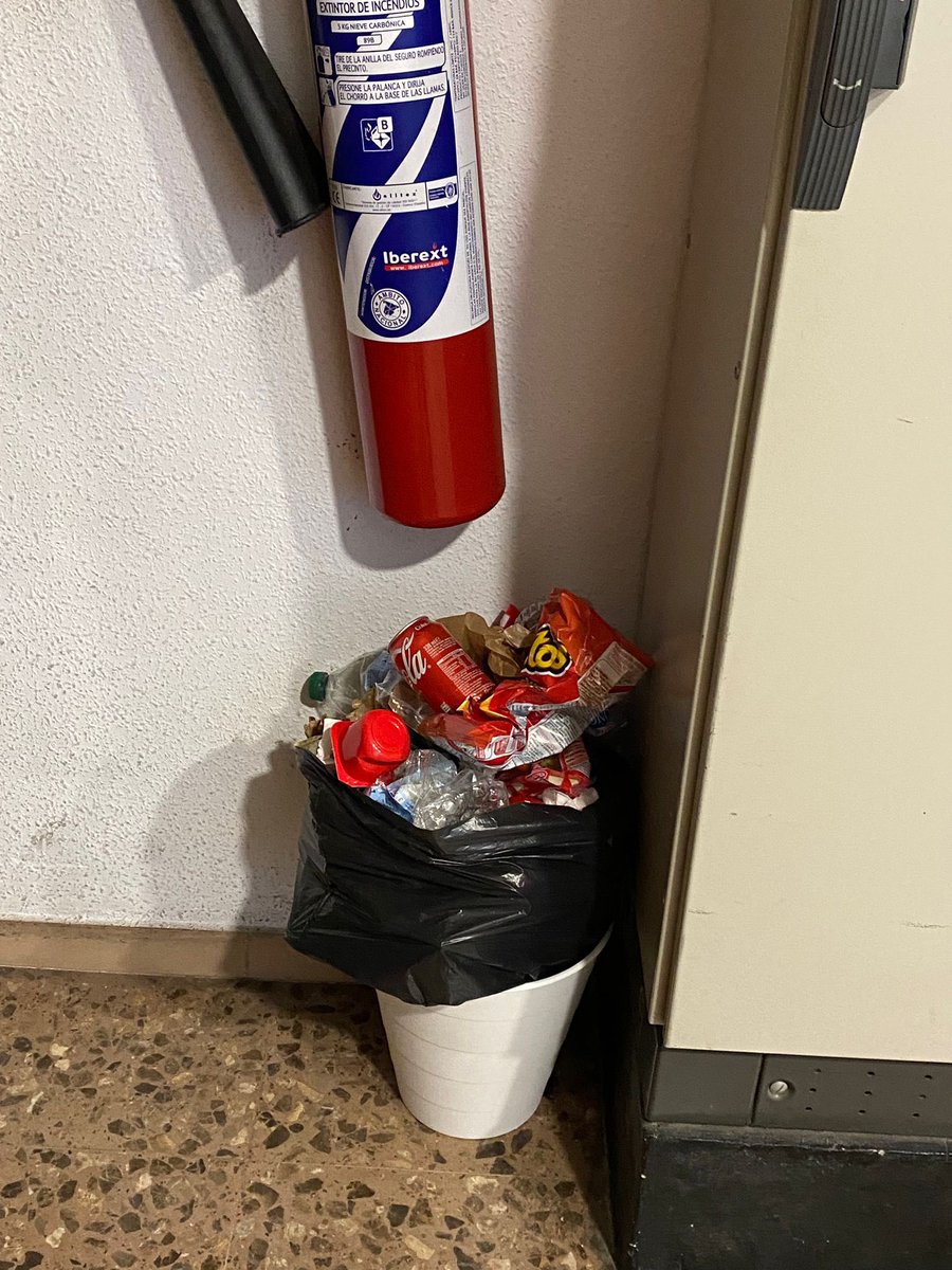 AUGC_Baleares's tweet photo. 👇Este es el estado del Cuerpo de Guardia de @guardiacivil en CP Palma,sin servicio de limpieza @IIPPGob hace ➕de 1 mes, de vez en cuando sacan a un interno que custodiado limpia los baños y vacía  las papeleras.Ahorro SÍ pero no lo correcto
#LimpiezaHigiene
#AsíNoGob https://t.co/zkx4UMW6M5
