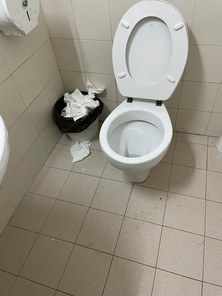 AUGC_Baleares's tweet photo. 👇Este es el estado del Cuerpo de Guardia de @guardiacivil en CP Palma,sin servicio de limpieza @IIPPGob hace ➕de 1 mes, de vez en cuando sacan a un interno que custodiado limpia los baños y vacía  las papeleras.Ahorro SÍ pero no lo correcto
#LimpiezaHigiene
#AsíNoGob https://t.co/zkx4UMW6M5