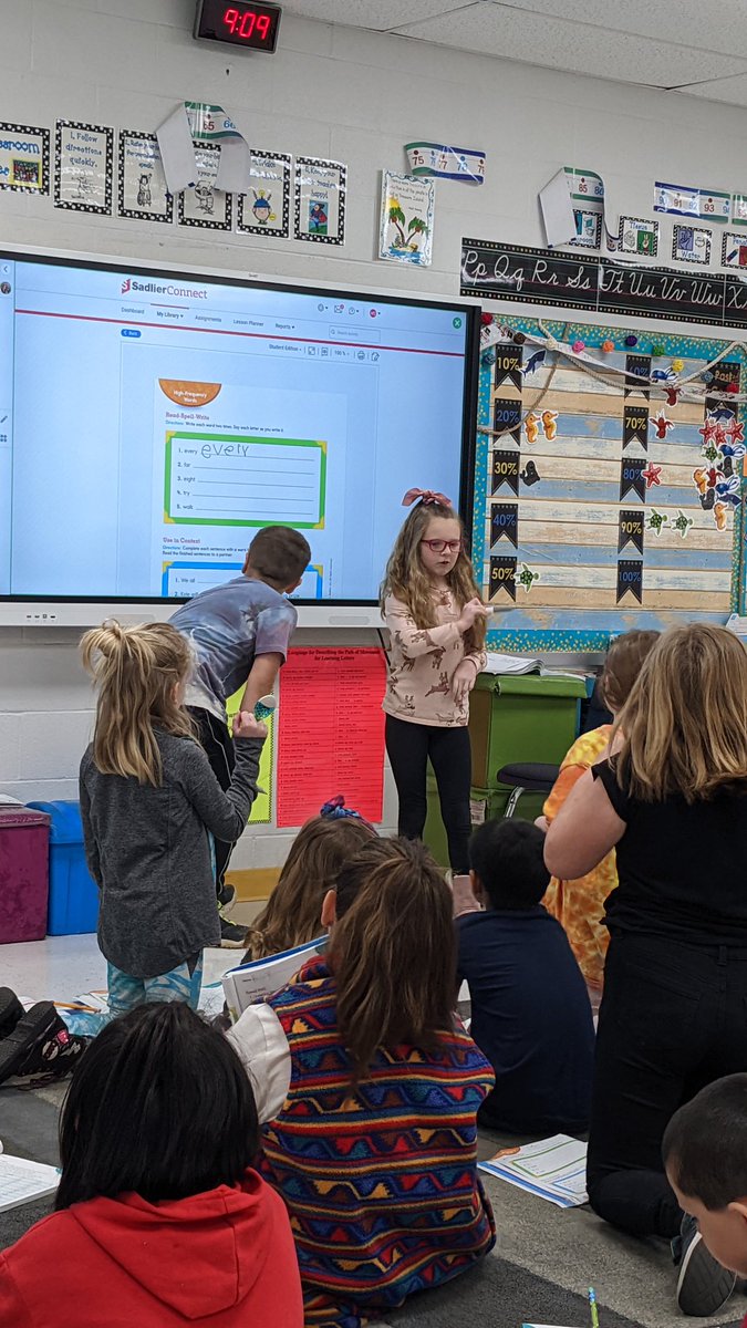 Shulermelisa2's tweet photo. Having students teach path of movement using our high frequency words in phonics is a game changer! Bonus: they love it! @NSDCarver #gwcstrong https://t.co/LD7MNX2pfw