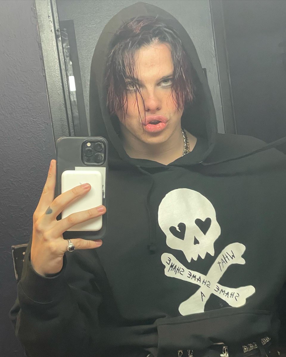 yungblud's tweet photo. FUNERAL MERCH TOMORROW 9 AM (PST) 🖤☠️🖤

https://t.co/N36cNDnvqn https://t.co/2ocEufogKw