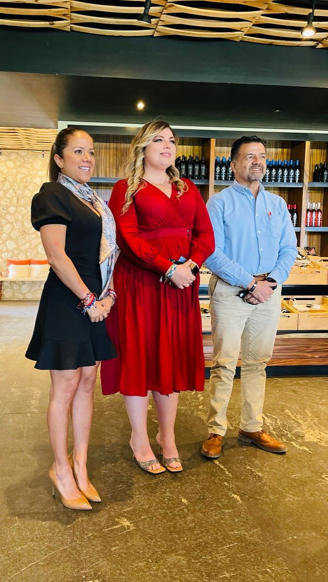 soypaugallardo's tweet photo. Hoy acompañé con gusto a la Lic. Dulce Perales Betancourt quien ratificó como Presidenta de la @CANACOSanMiguel, así como su consejo directivo. 

Mi reconocimiento a su convicción y compromiso. Desde mi comisión de Desarrollo Económico y Turismo, tendrás mi total apoyo. https://t.co/ahD1xxNpbc