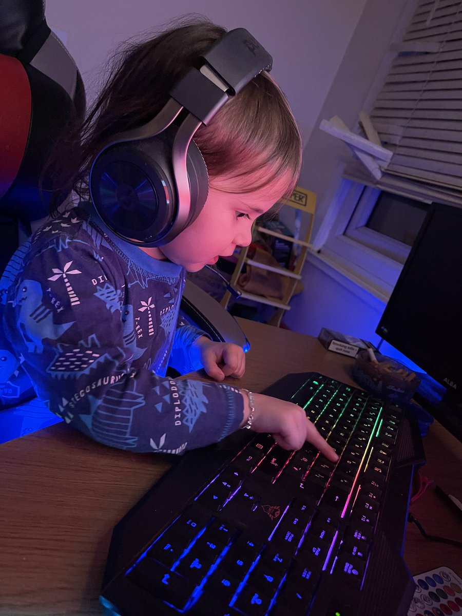 MrsSmokeyz's tweet photo. While Daddy @SmokeyzjShow is streaming, thought I’d drop some pics of baby girl following in his footsteps. #BabySmokeyz #FNGaming #FinestNationGaming https://t.co/CMC11HpGml