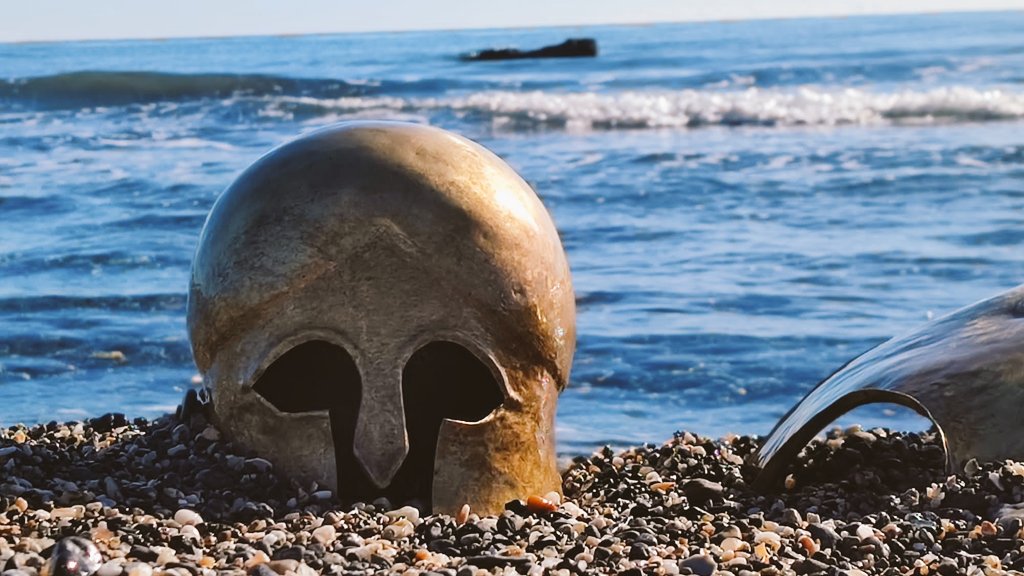 Casco corintio en la playa de Málaga