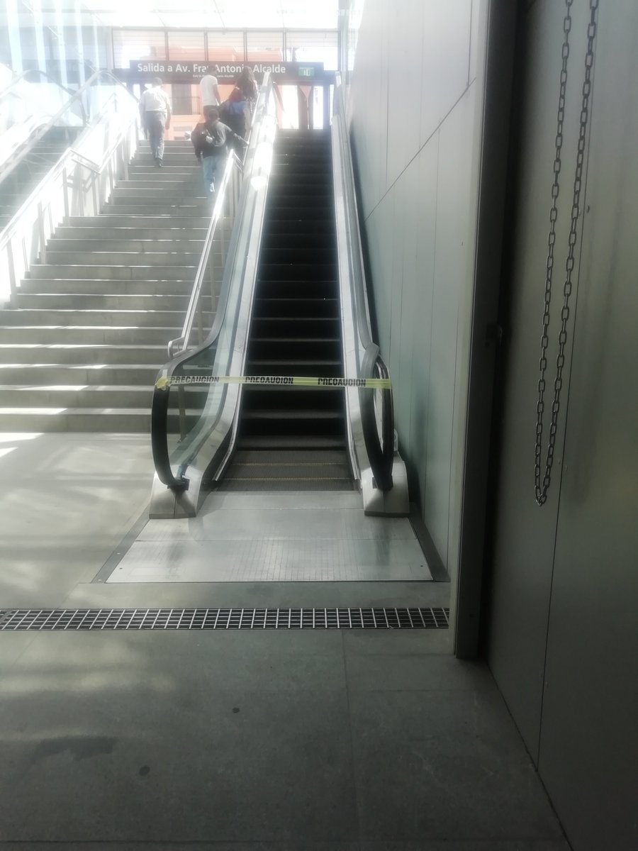 mexico_33's tweet photo. @SITEURJAL diario es lo mismo en estación santuario las escaleras nunca funcionan, es un desorden esta estación https://t.co/RukxOafEqP