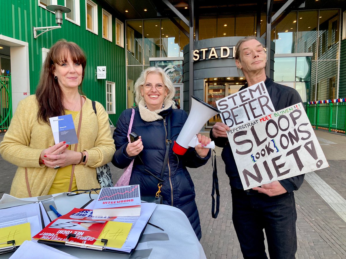 TDSPeperstraat's tweet photo. Weer een actie gehad. Fractieleden aanspreken op hun verschillen in partijprogramma's en de daadwerkelijke werkwijze. Kleine straat #Peperstraat, maar vol strijdlust. Wie volgt? We moeten het niet langer pikken. #uitgewoond @CodyHochstenB @NHNieuws #stemwijs #stembeter https://t.co/2KhCvsXG6o