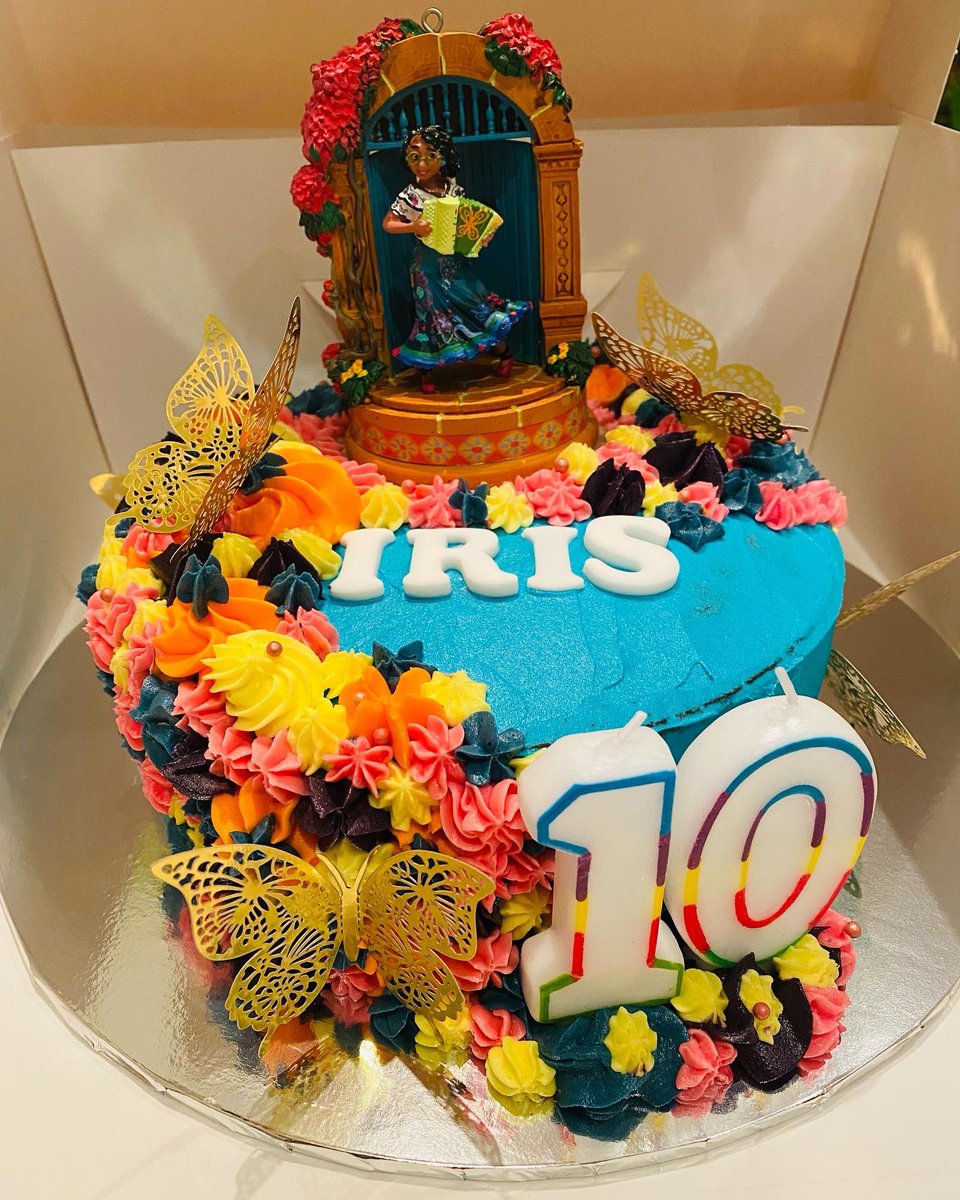 Cupcakes_Sandy's tweet photo. Like the rest of the world, our home has been filled with the movie, and the music from #Encanto over the last two months. I was thrilled to make this cake for my daughter’s birthday as I think I love Encanto as much as they do 🤣#wedonttalkaboutbruno #sandyscupcakesuk https://t.co/4HFp6vYta9