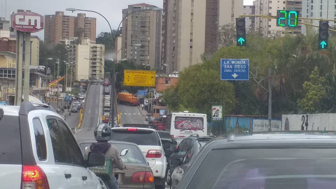 #10Mar 5:00pm Vehículo de carga accidentado en la avenida perimetral Francisco Salias de San Antonio generó fuerte congestión vehicular.

Tránsito parado en ambos sentidos