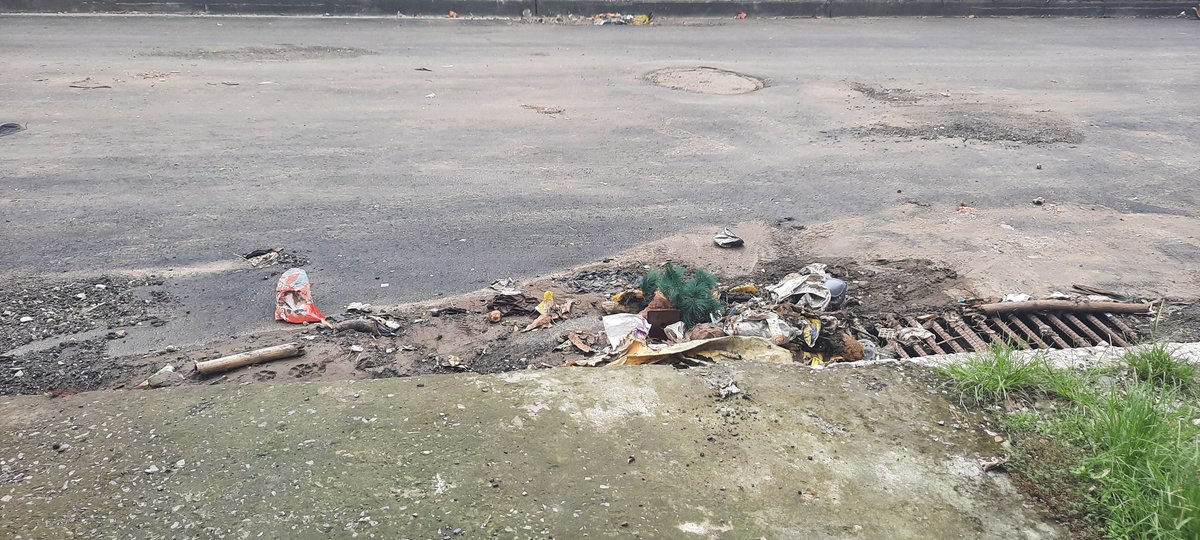 karendres's tweet photo. @urvaseo en mapasingue este x el colegio augusto mendoza llevan 2 días sin limpiar la basura llueve de nuevo y se acumula la basura porfavor vengan a limpiar urgente https://t.co/1HT8LLVY3e