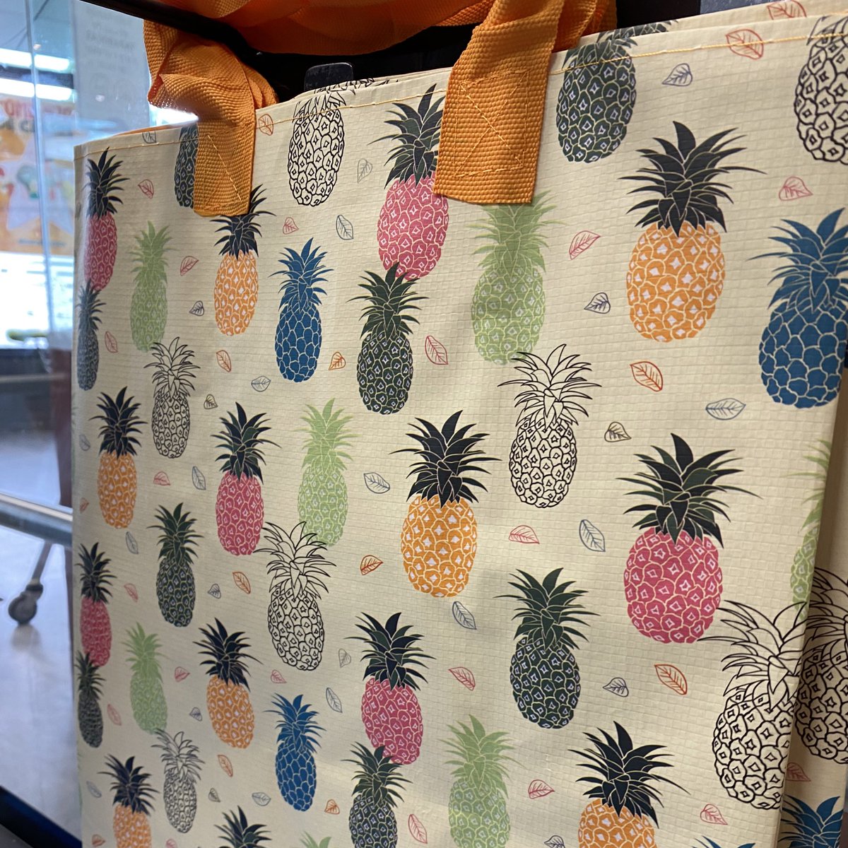 Marama_Oficial's tweet photo. La bolsa del súper creo que quiere que la lleve… https://t.co/uJwkrfOezh