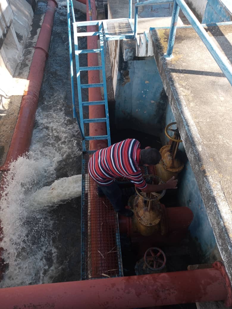 YuryCastaedaCa1's tweet photo. Con la dedicación acostumbrada los operadores de la Planta Potabilizadora Yayabo efectúan la limpieza planificada a los filtros, acción que garantiza el correcto funcionamiento de los mismos. https://t.co/SU7kxVBudX