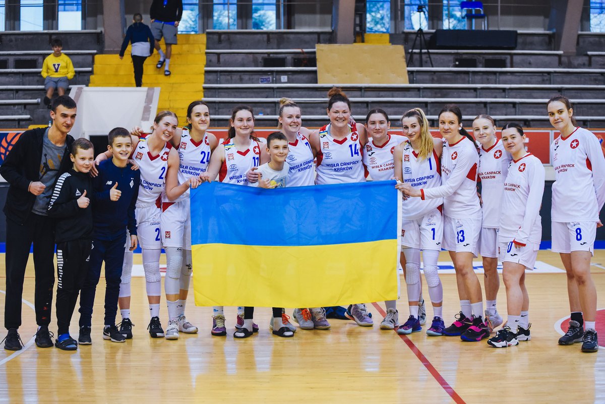 Podczas wczorajszych meczów drużyn Wisły nie zabrakło gestów solidarności z Ukrainą.
Uchodźcy, którzy mieszkają w hali wspierali z trybun nasze drużyny, pomagali nam także przy organizacji spotkań. 👌