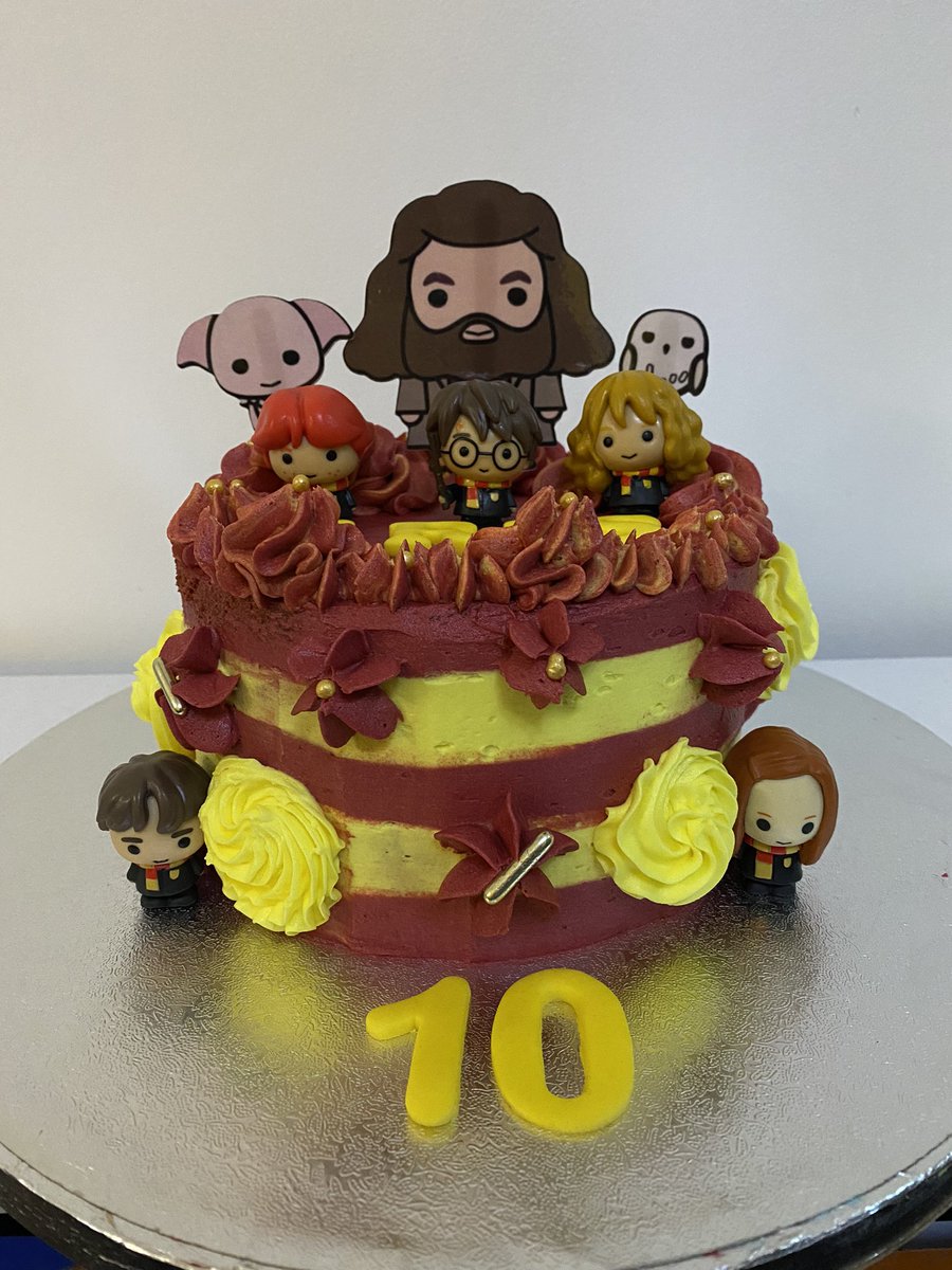 Cupcakes_Sandy's tweet photo. Adorable 6” Harry Potter cake⚡️#gryffindorcake #harrypottercake #sandyscupcakes https://t.co/anOWdoS2E2