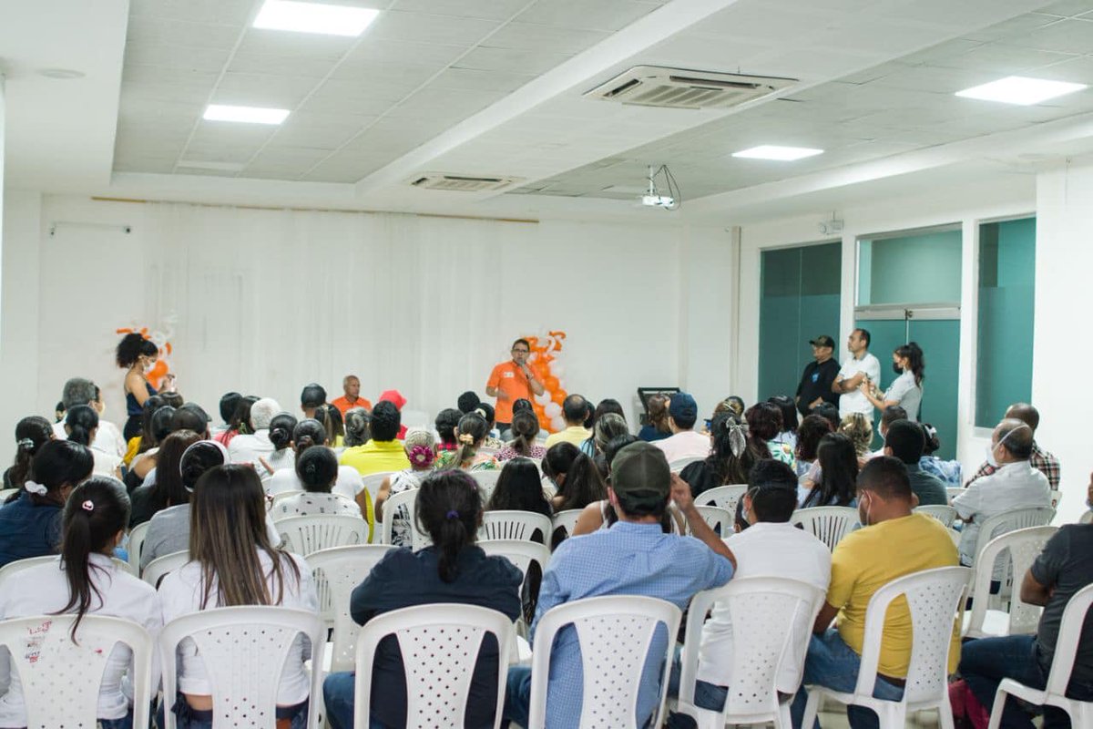 RafaMartinez3_'s tweet photo. "En una reunión junto a líderes de distintos sectores sociales del barrio Manzanares, estuvimos dialogando sobre salud, educación, reforma agraria, empleo, y las distintas propuestas establecidas en nuestro 15+1": @mrafael70 https://t.co/gUb3y5F35b