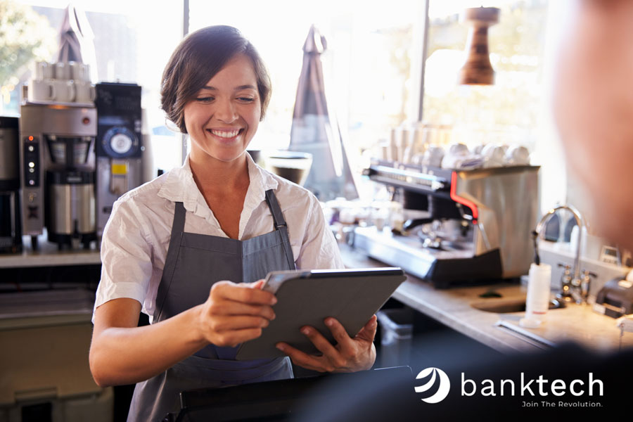 Люди на рынке. Продавец принимает. Аутсорсинг кассиров. Продавец кассир. Кассирша в магазине.