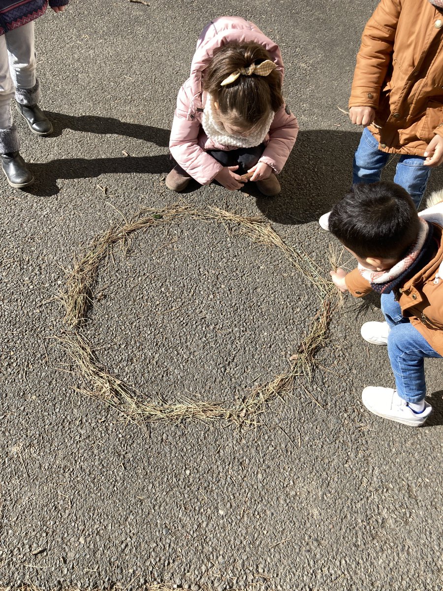 PS_MS_Drul's tweet photo. #SemaineDesMaths et une période entière sur les formes. Aujourd’hui c’est #ecoledehors https://t.co/Giuiq22wqP