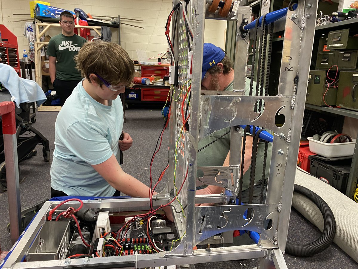 Still working hard 💪 We are so excited for our first competition of the season next week! Stay tuned 👀 #OMGrobots #RAPIDREACT #frc2022 #ForceForChange #FIRSTFORWARD