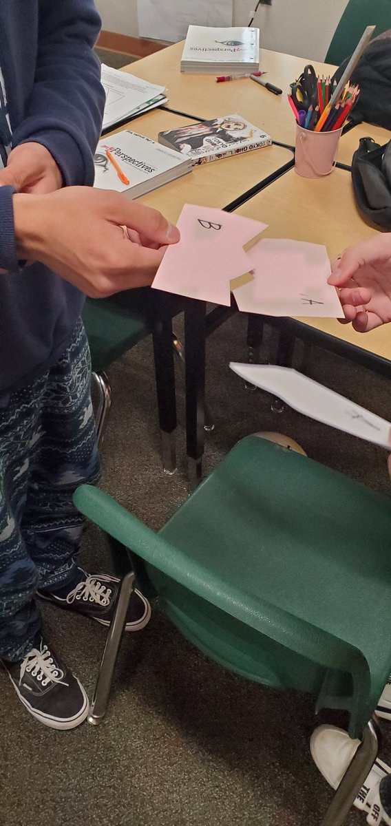 karen_h73's tweet photo. Finding our puzzle piece partner and then pair share #elateacher #pairshare #ittakesallofus #summitstrong @SummitHS_Bears https://t.co/xB3kTCtfM4
