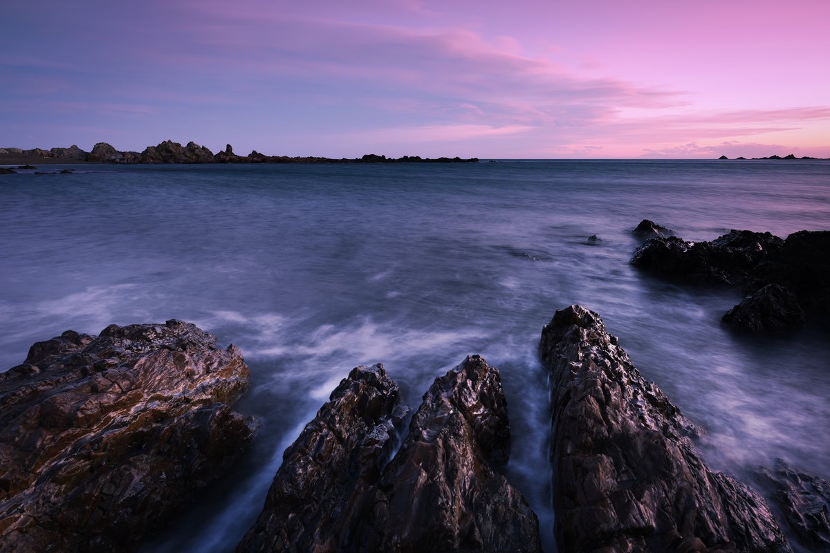 Nick_Crarer's tweet photo. Sunset in Wellington, NZ. 
Whilst there's no decent mountains nearby, Wellington does have an array of beaches with dramatic features such as rocks, sand, wind, annoying little white dogs that crap on the sand and the owners don't clean it up and salt water. https://t.co/owNSLA2fQ4