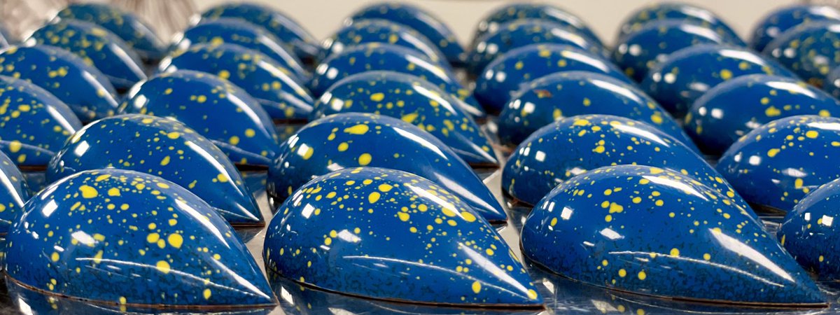 Dessert-bonbons voor  het Oekraïene benefiet diner bij landgoed #groenedaal in Heemstede.
We zijn er trots op om met deze mooie actie mee te mogen werken, #samensterker kom in actie.