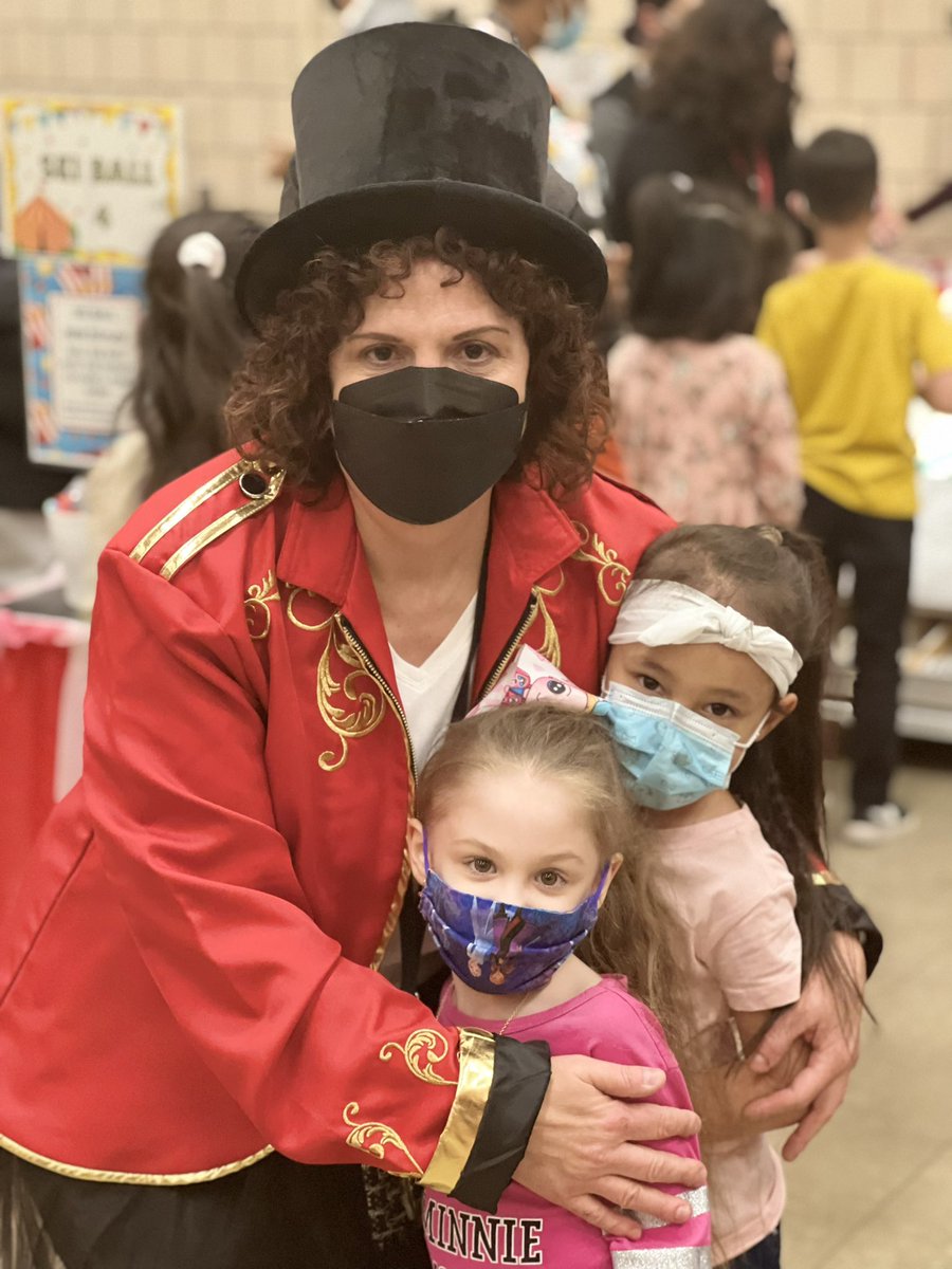 leebuddyjr's tweet photo. STEAM Carnival // Families are having a blast visiting each station to complete activities. #cmsd #getmore @CLEMetroSchools @EricGordon_CEO @FACE_CMSD https://t.co/IuwfyNeDlk