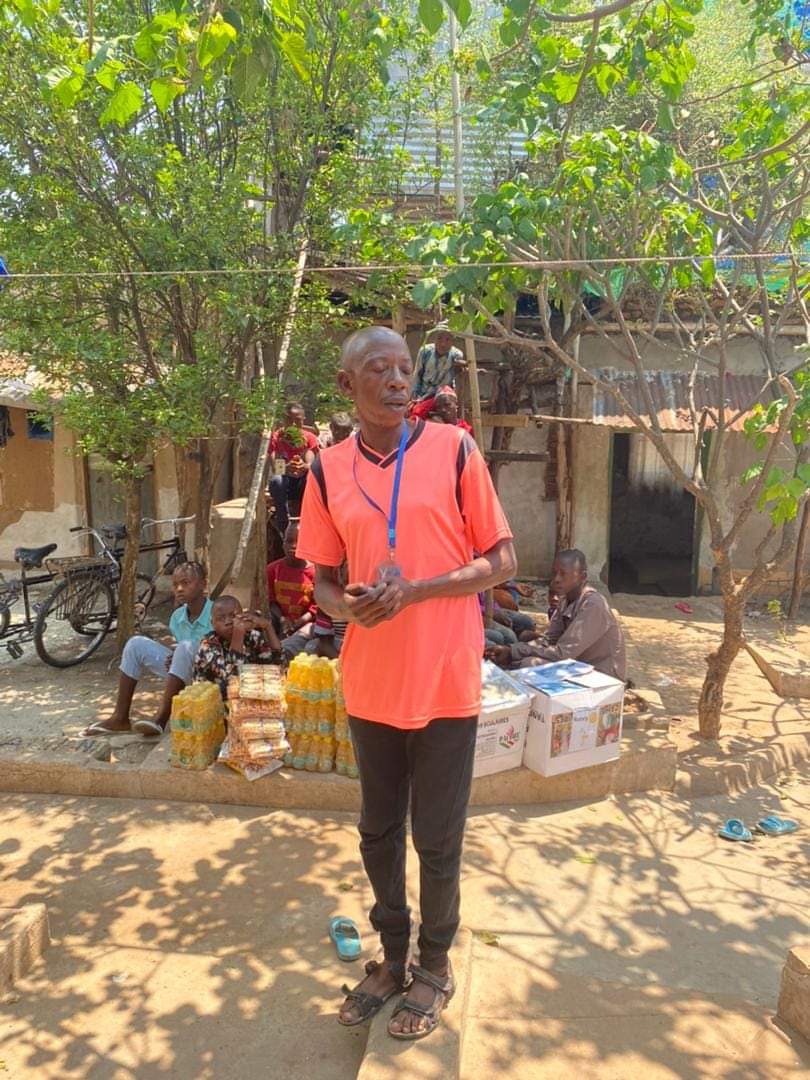 ClubInyange's tweet photo. Action tous à l'école. La RCB Inyange est venu en aide à un orphelinat dans la commune Gihanga. Des cahiers et quelques vivres ont été remis à ces enfants.
.
.
.
#RCBI https://t.co/nsFVG2vTiT