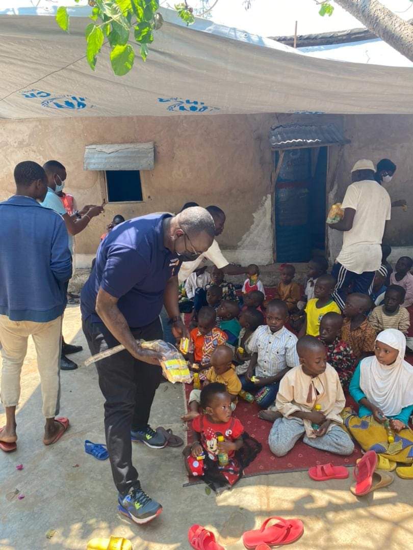 ClubInyange's tweet photo. Action tous à l'école. La RCB Inyange est venu en aide à un orphelinat dans la commune Gihanga. Des cahiers et quelques vivres ont été remis à ces enfants.
.
.
.
#RCBI https://t.co/nsFVG2vTiT