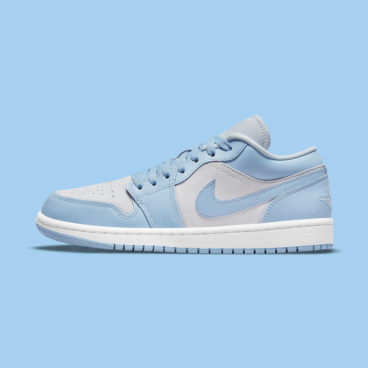 houseofheat's tweet photo. The Air Jordan 1 Low “Aluminum” arrives March 24 🥶

DETAILS: https://t.co/phd54nyqTB https://t.co/vsZAvar6tX