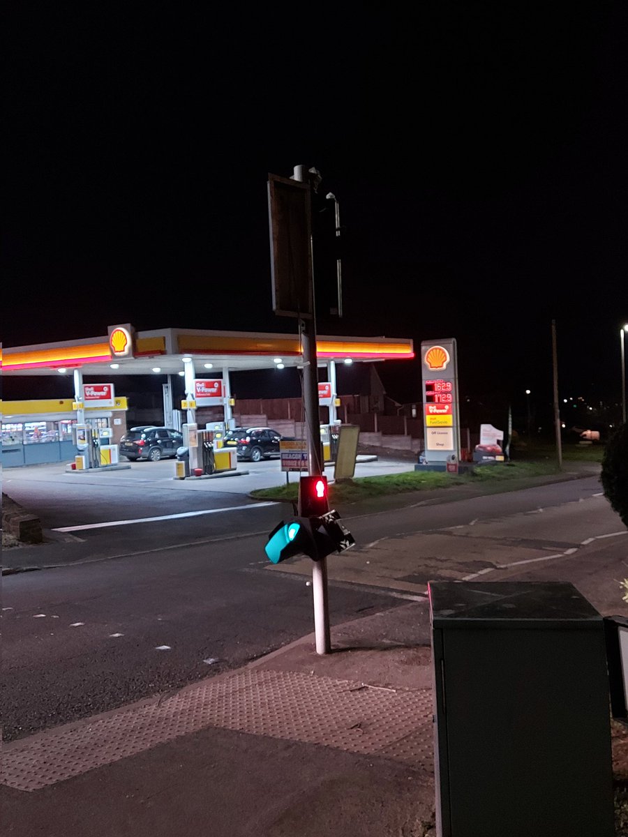 Hllight1996's tweet photo. @dudleymbc the traffic lights are broken in Sedgley by the seven stars. Not sure if it's safe - or how to report this https://t.co/kbJIrmfLOP