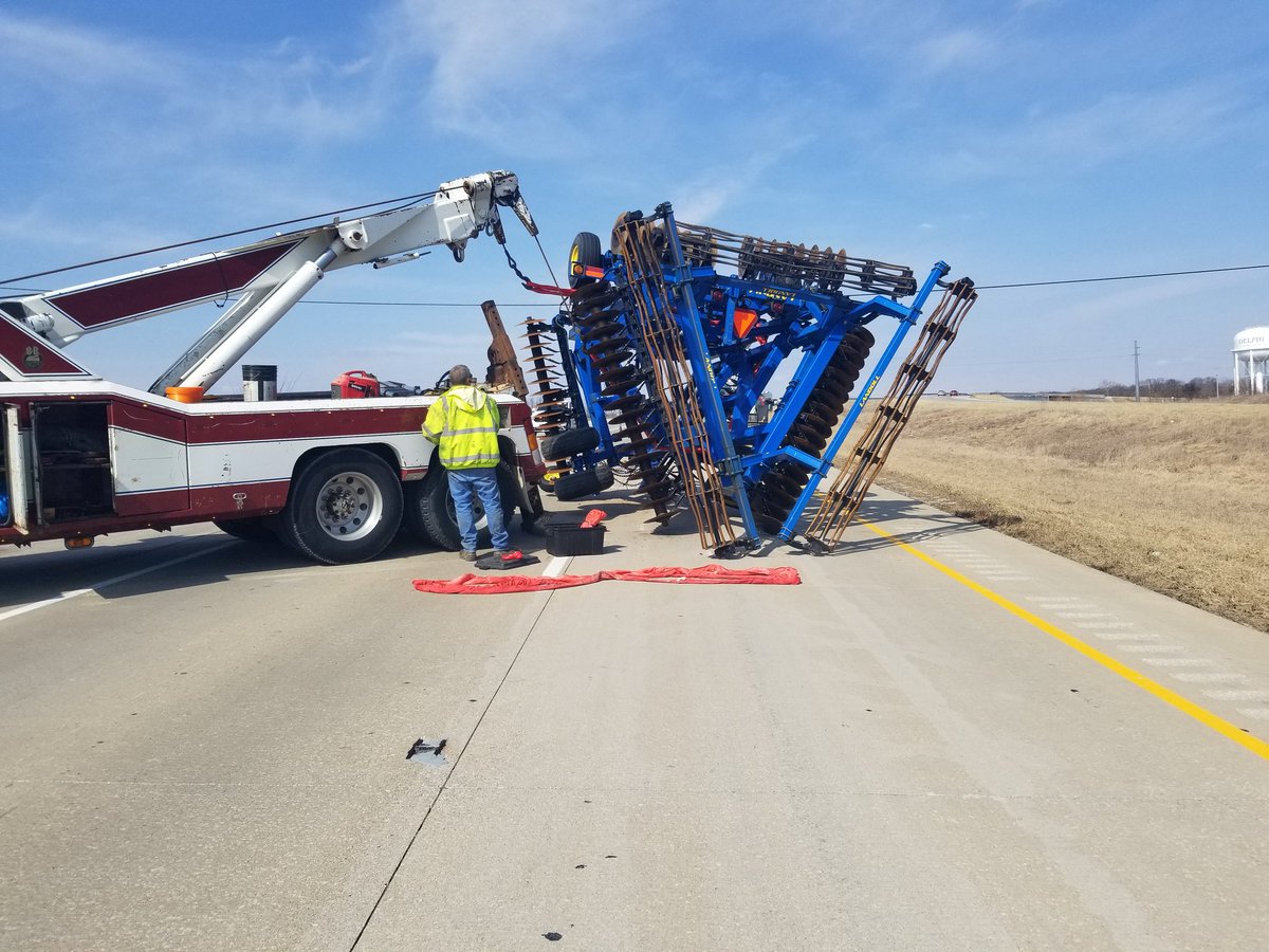 BordnerTowing's tweet photo. An interesting start to #plant22!

The PSA should read... 
DONT PULL THIS WITH YOUR 3/4 TON PICKUP! 
Nobody got hurt its just expensive junk🤔 #agtwitter #wrecked https://t.co/N5cT7HZhxu