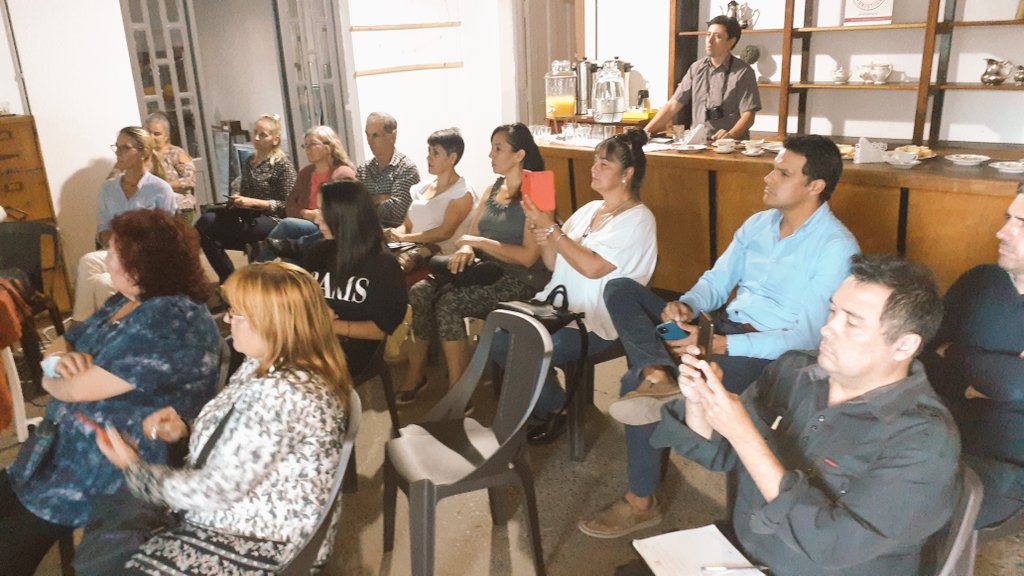 ColoniaTur's tweet photo. #Ahora. Se realiza en Casa Evans (Conchillas) el Taller de uso de la Marca “Colonia Encuentro Mágico” para Colonia Oeste.
Se trata de la segunda instancia de explicativa, que culminará el miércoles 16, con el Taller final en Colonia del Sacramento. https://t.co/7sAdK8z5H0
