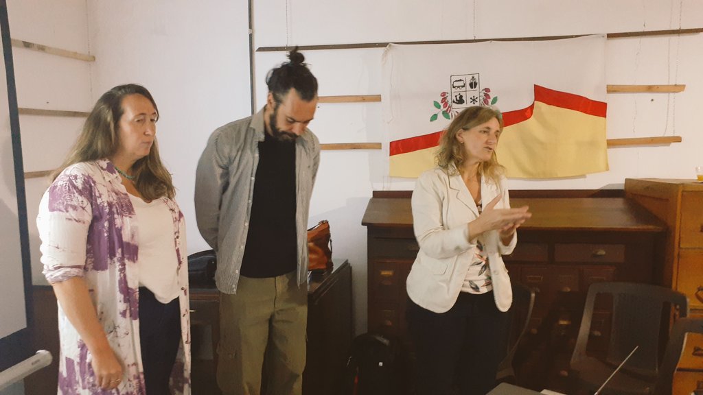 ColoniaTur's tweet photo. #Ahora. Se realiza en Casa Evans (Conchillas) el Taller de uso de la Marca “Colonia Encuentro Mágico” para Colonia Oeste.
Se trata de la segunda instancia de explicativa, que culminará el miércoles 16, con el Taller final en Colonia del Sacramento. https://t.co/7sAdK8z5H0
