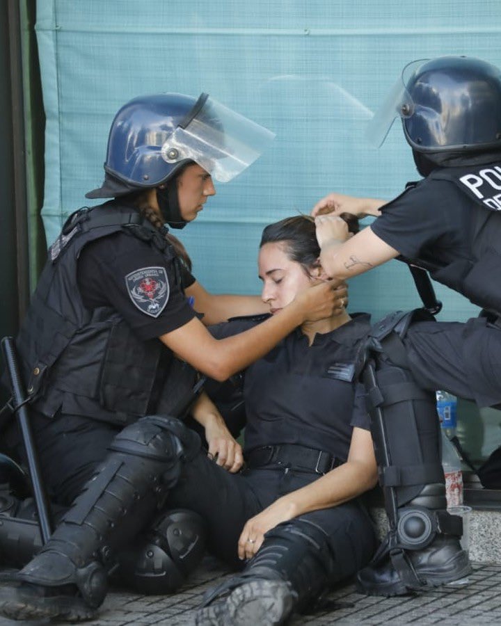 Los zurdos de mi3rd@ que el 8m fueron a la plaza el día de la mujer, son los mismos zurdos de mi3rd@ que cagar0n a piedraz0s  así a una mujer policía.

ZURDOS, una contradicción andante🤦