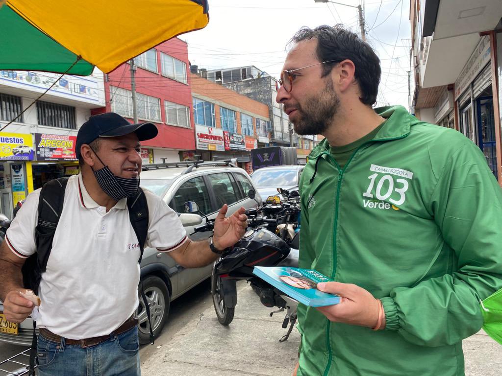 gabocifuentes's tweet photo. Hoy estuvimos acompañando a los empresarios y comerciantes del 7 de agosto! No paramos de compartir en la calle nuestras propuestas!! Sin maquinarias, solo ideas, así es que se hace politica #Verde103🌻 @PartidoVerdeCoL https://t.co/9g0NPcuC0V