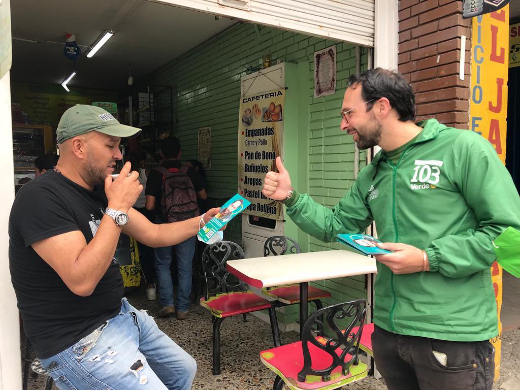gabocifuentes's tweet photo. Hoy estuvimos acompañando a los empresarios y comerciantes del 7 de agosto! No paramos de compartir en la calle nuestras propuestas!! Sin maquinarias, solo ideas, así es que se hace politica #Verde103🌻 @PartidoVerdeCoL https://t.co/9g0NPcuC0V