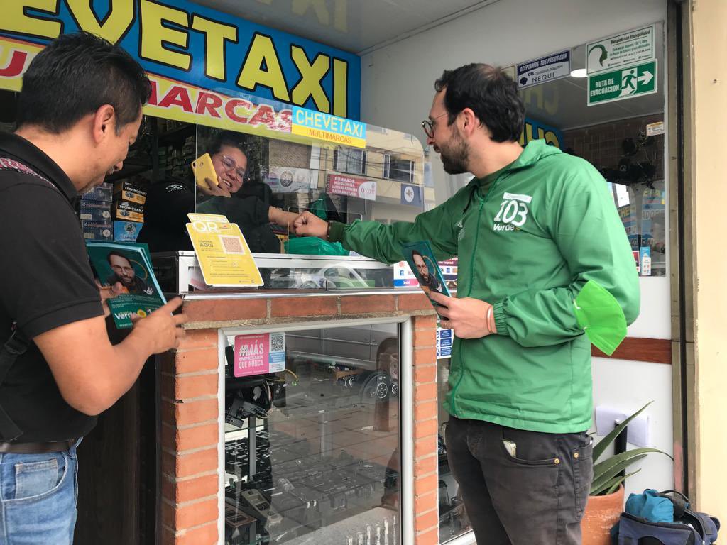 gabocifuentes's tweet photo. Hoy estuvimos acompañando a los empresarios y comerciantes del 7 de agosto! No paramos de compartir en la calle nuestras propuestas!! Sin maquinarias, solo ideas, así es que se hace politica #Verde103🌻 @PartidoVerdeCoL https://t.co/9g0NPcuC0V
