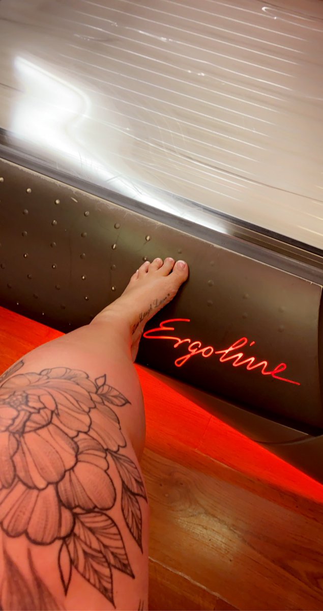 Exciting weekend planned 😉😈

Do my toes look pretty?!