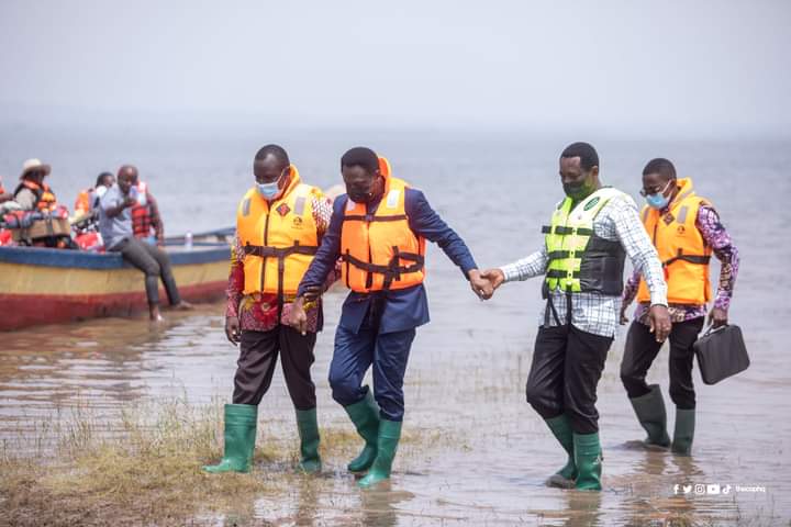 thecophq's tweet photo. This morning, the Chairman of @thecophq, Apostle Eric Nyamekye, visited the Dwarf Island District. 

He also met with some officers in the district at the Cedi-Kope Assembly. 

#ChairmansDiaries | #PossessingtheNations https://t.co/EWuSgffqhz
